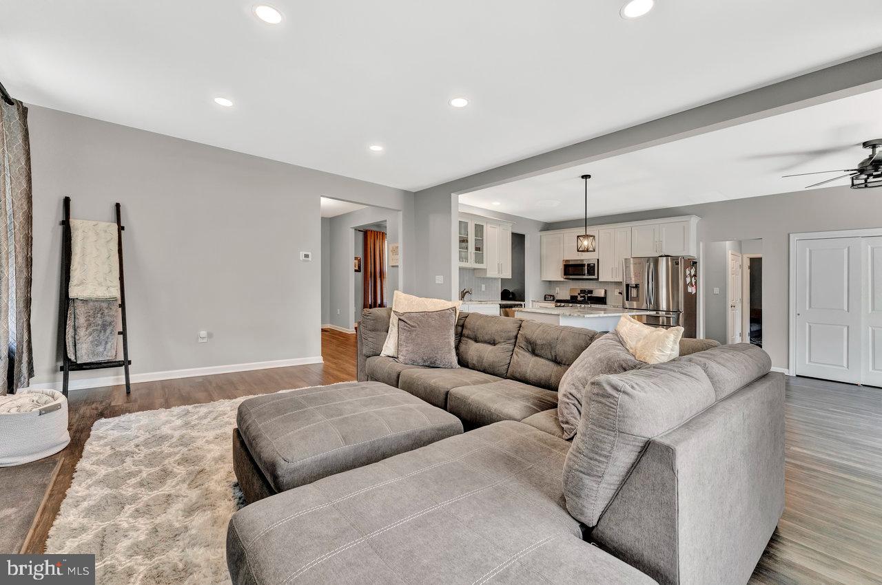 125 Roxboro Road Lawrenceville, NJ 08648 - Photo 17 of 42 Living Room
