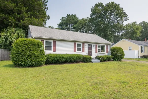 a view of a house with backyard and garden
