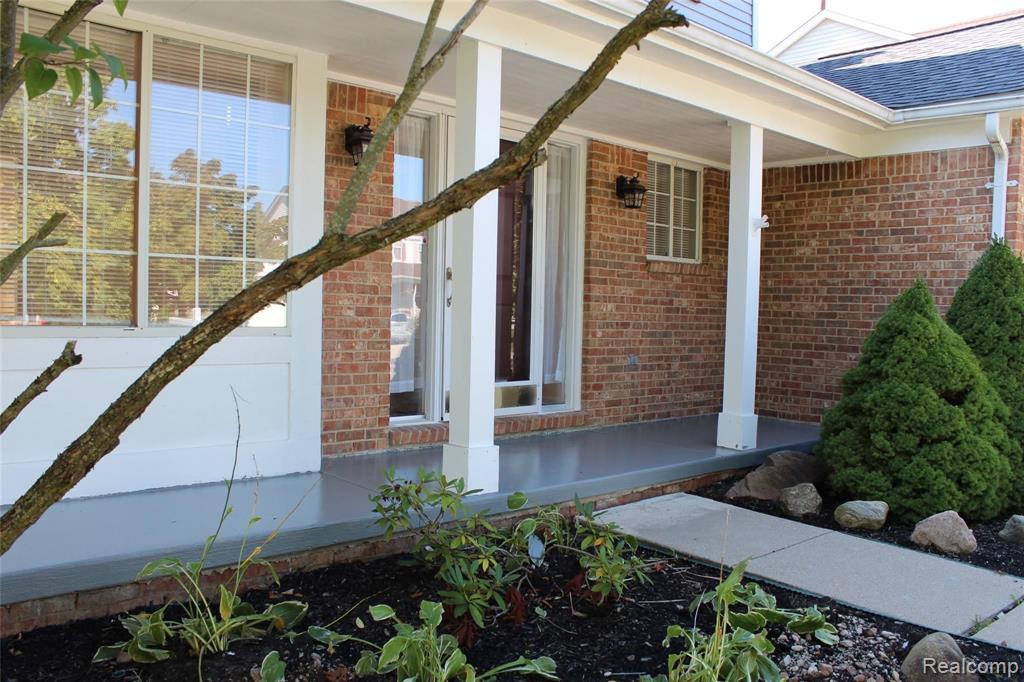 46409 Aarons Way Canton, MI 48188 - Photo 3 of 53