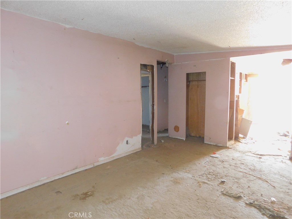 25372 Jade Road Barstow, CA 92311 - Photo 11 of 28 an empty room with closet