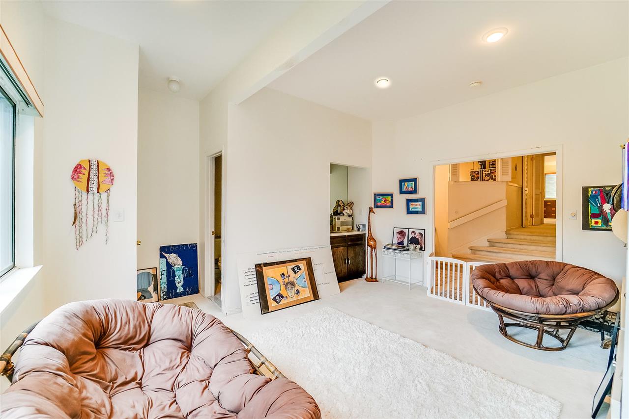 70 Harbor Key Road Secaucus, NJ 07094 - Photo 4 of 15 a living room with furniture and a table