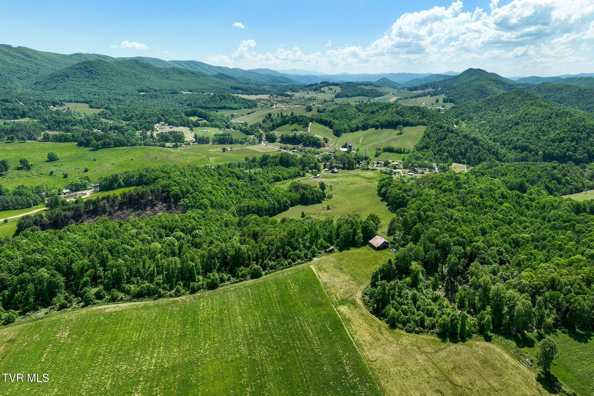 517 Mill Creek Road Mountain City, TN 37683 - Photo 11 of 52 517 Mill Creek Road (13 of 52)