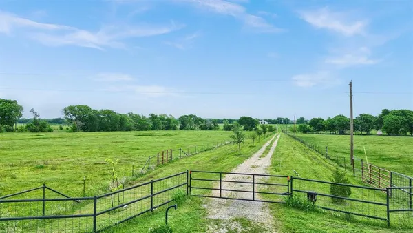 $695,000 | 5235 Fm 1752 Street South, Whitewright, TX 75491