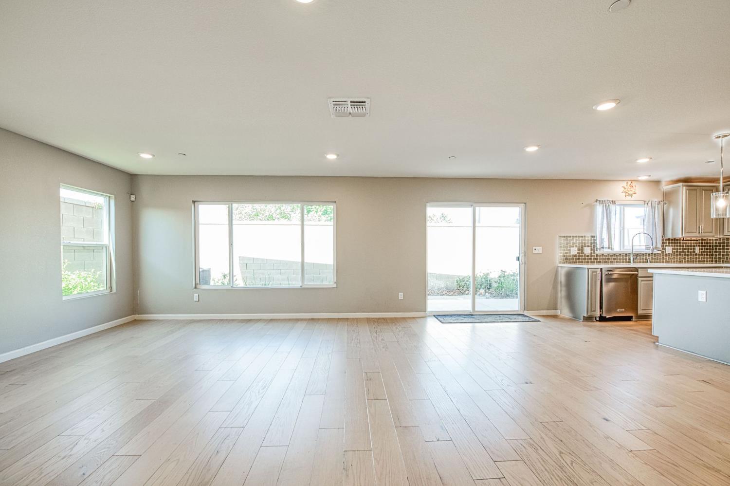987 North Filbert Avenue Fresno, CA 93727 - Photo 8 of 38