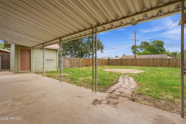 a view of a back yard