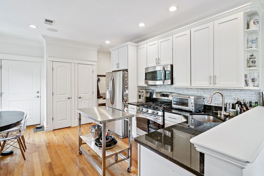 909 Beacon Street, Unit 5 Boston, MA 02215 - Photo 4 of 19