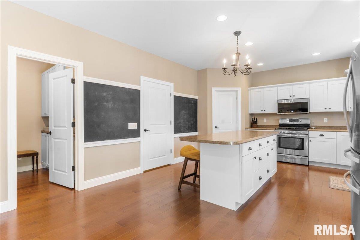 6405 12 Oaks Court Springfield, IL 62712 - Photo 7 of 54