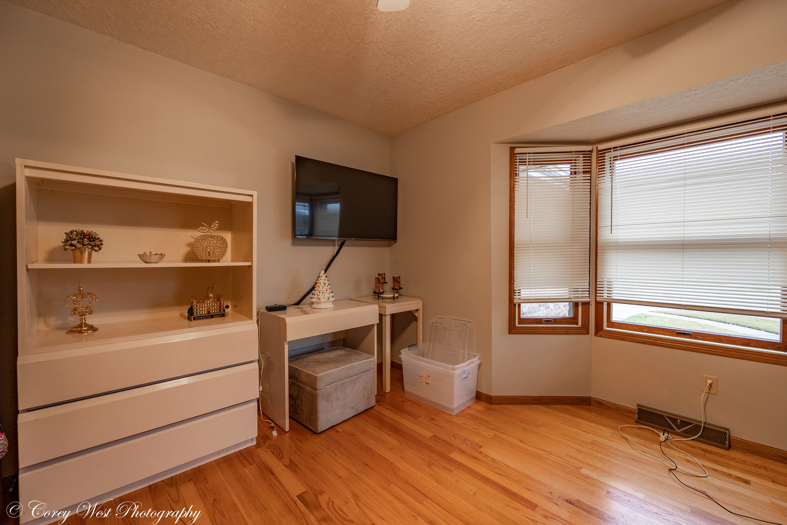 1008 Sunset Terrace Rochelle, IL 61068 - Photo 13 of 30 a room with a chair and a flat screen tv
