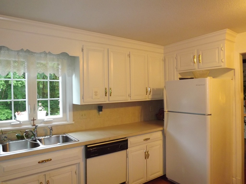 494 Forest Hills Road Springfield, MA 01128 - Photo 3 of 18