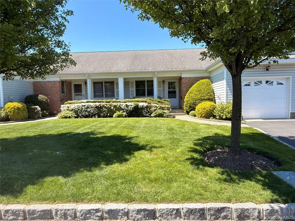 $489,000 | 3 Primrose Lane, Unit 3, North Babylon, NY 11703