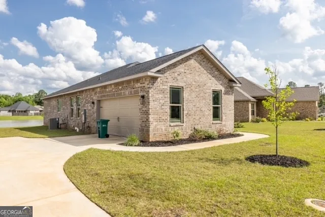 a view of a house with a yard