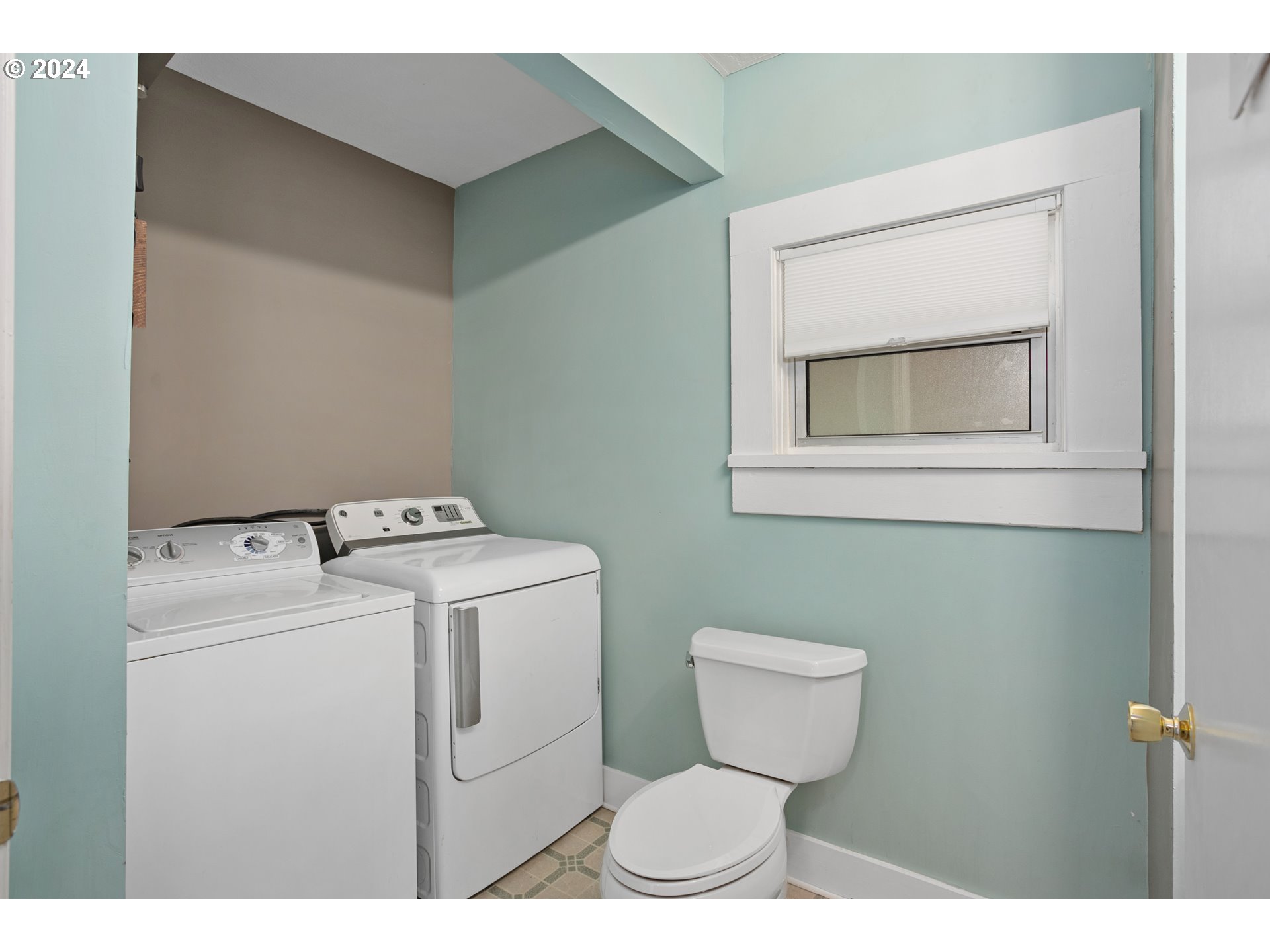 15525 Northeast Caples Road Brush Prairie, WA 98606 - Photo 14 of 40 a bathroom with a toilet and a sink