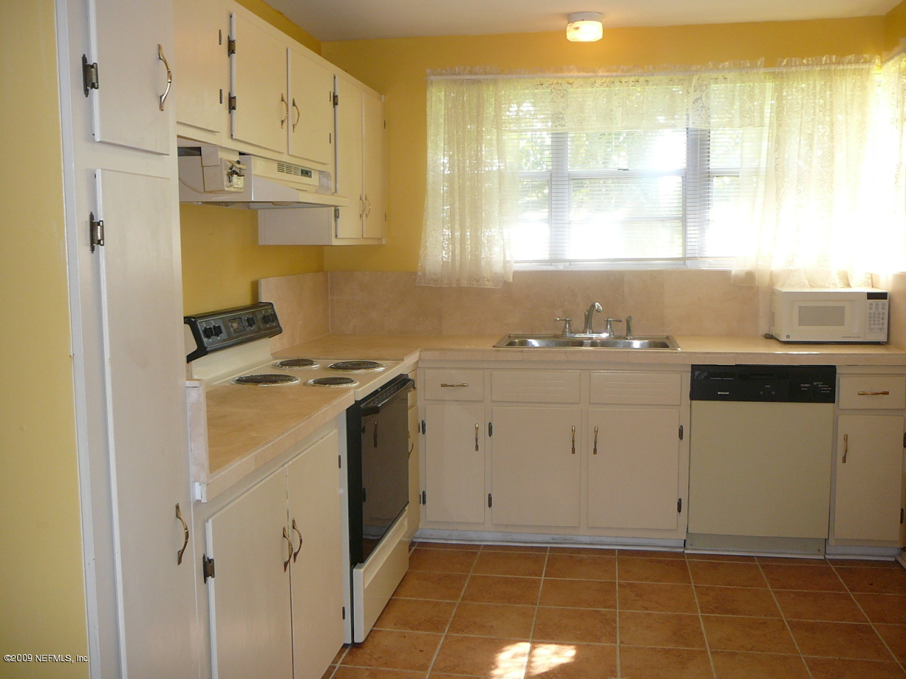 989 Glynlea Road Jacksonville, FL 32216 - Photo 3 of 15 KITCHEN
