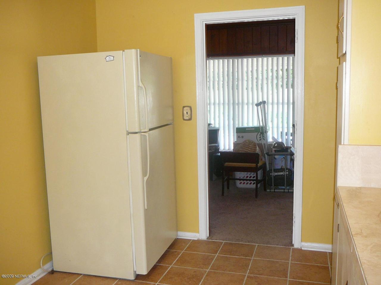 989 Glynlea Road Jacksonville, FL 32216 - Photo 5 of 15 KITCHEN