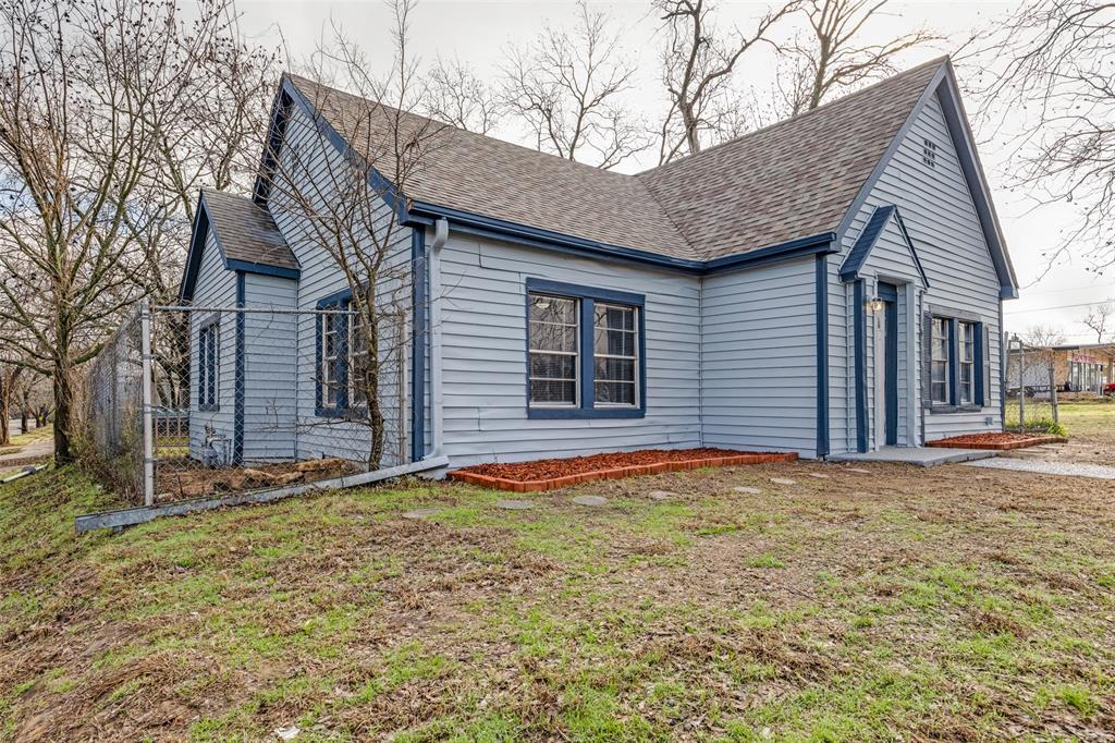 522 North Austin Avenue Denison, TX 75021 - Photo 2 of 25 a view of a house with yard and garage