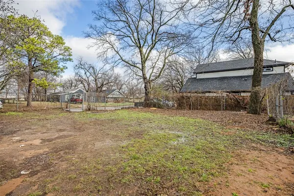 a view of yard with tree