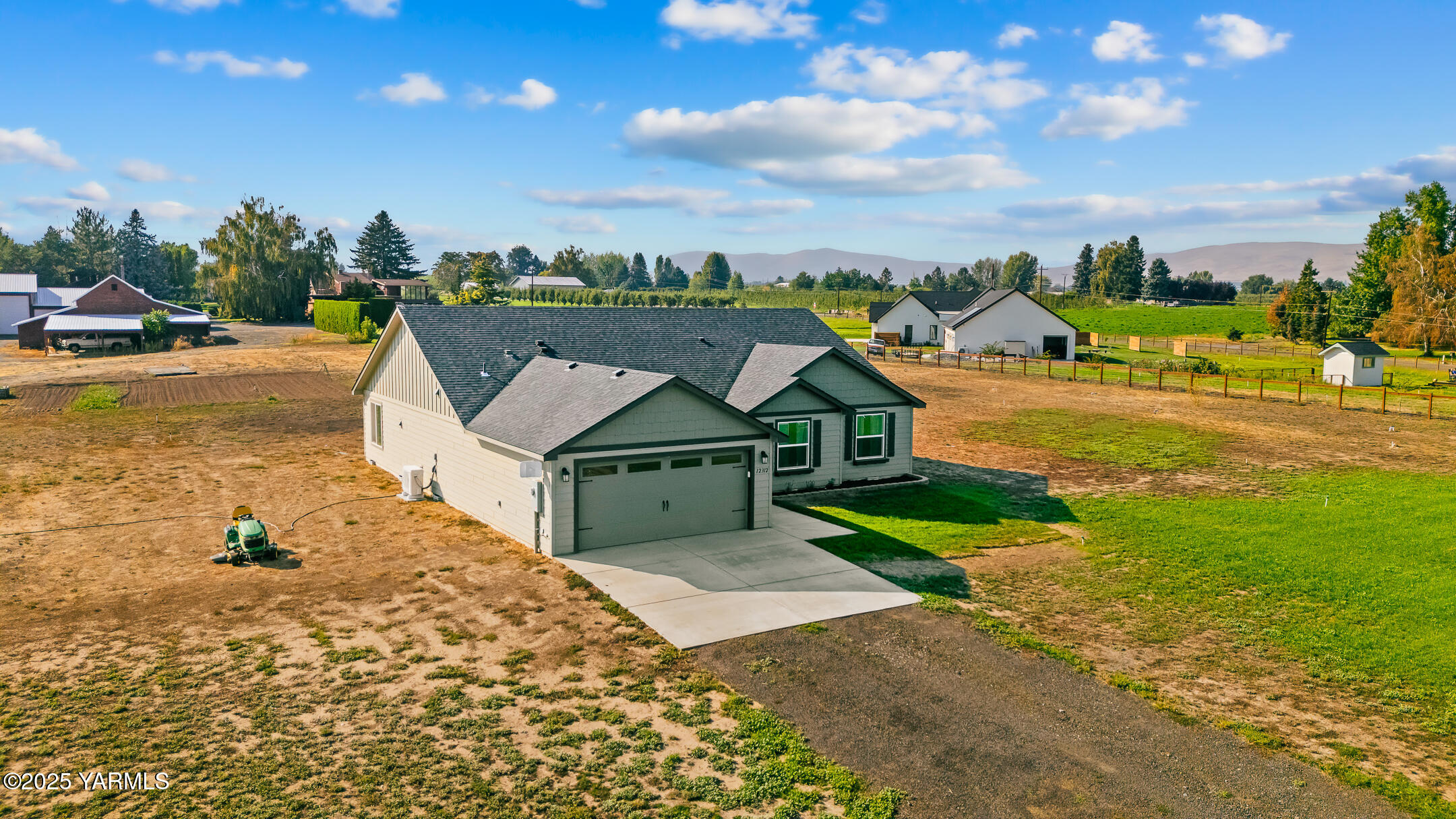 12312 Nelson Road Yakima, WA 98903 - Photo 1 of 36 a view of a town with houses