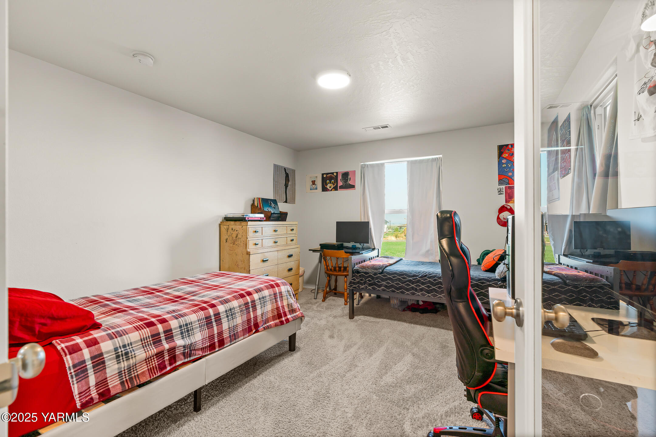 12312 Nelson Road Yakima, WA 98903 - Photo 21 of 36 a bedroom with a bed and a desk