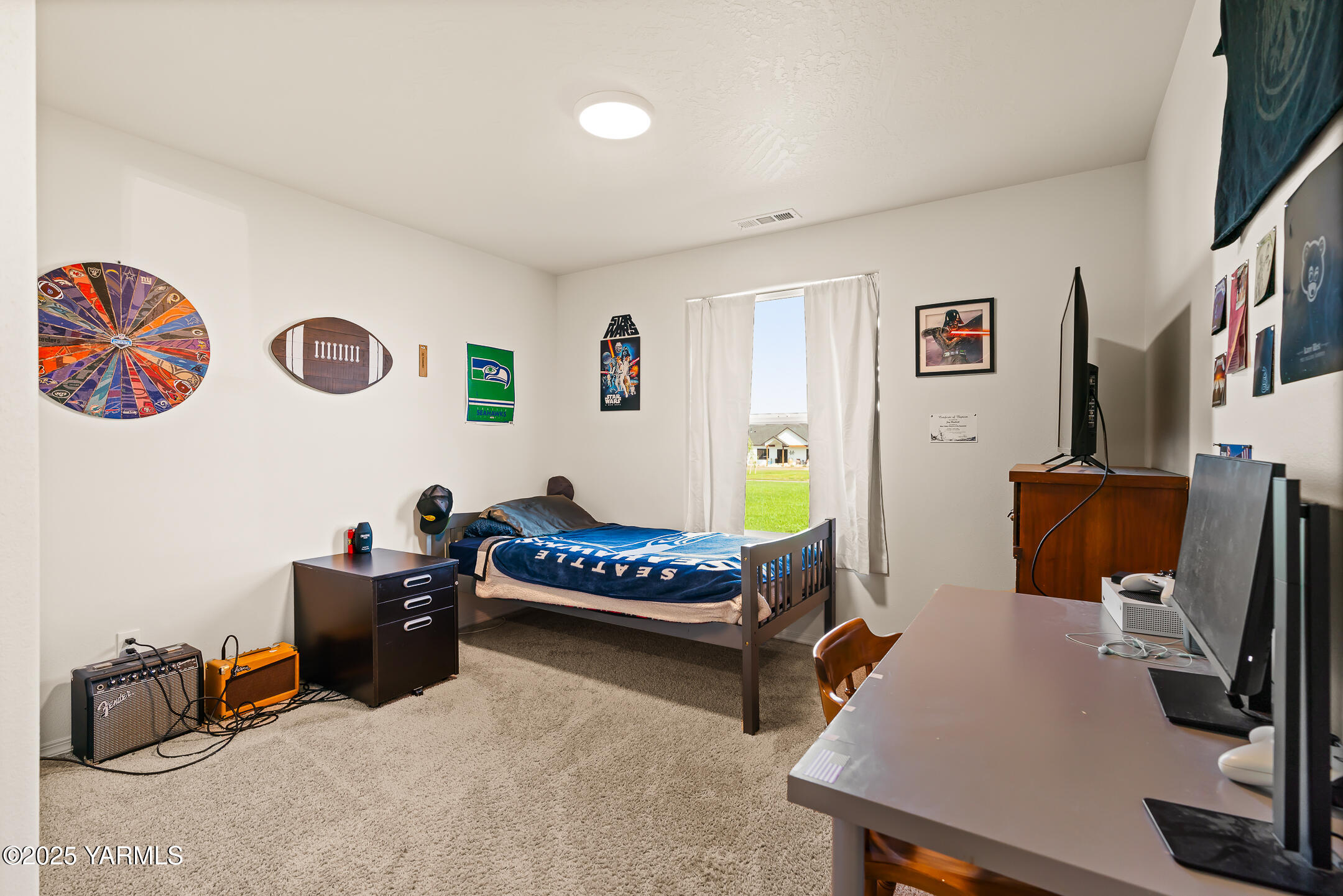 12312 Nelson Road Yakima, WA 98903 - Photo 22 of 36 a living room with furniture and a flat screen tv