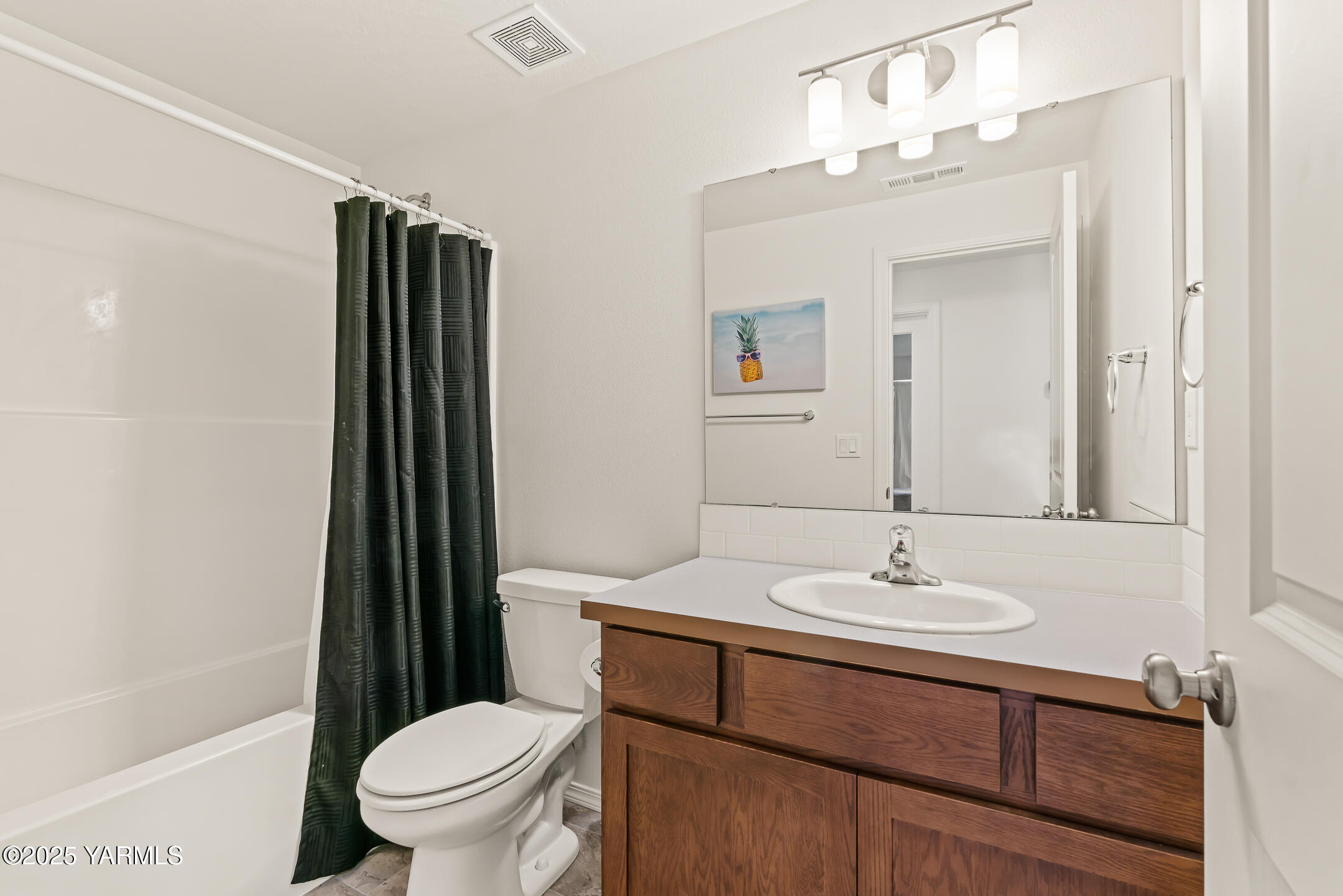 12312 Nelson Road Yakima, WA 98903 - Photo 23 of 36 a bathroom with a sink toilet and shower