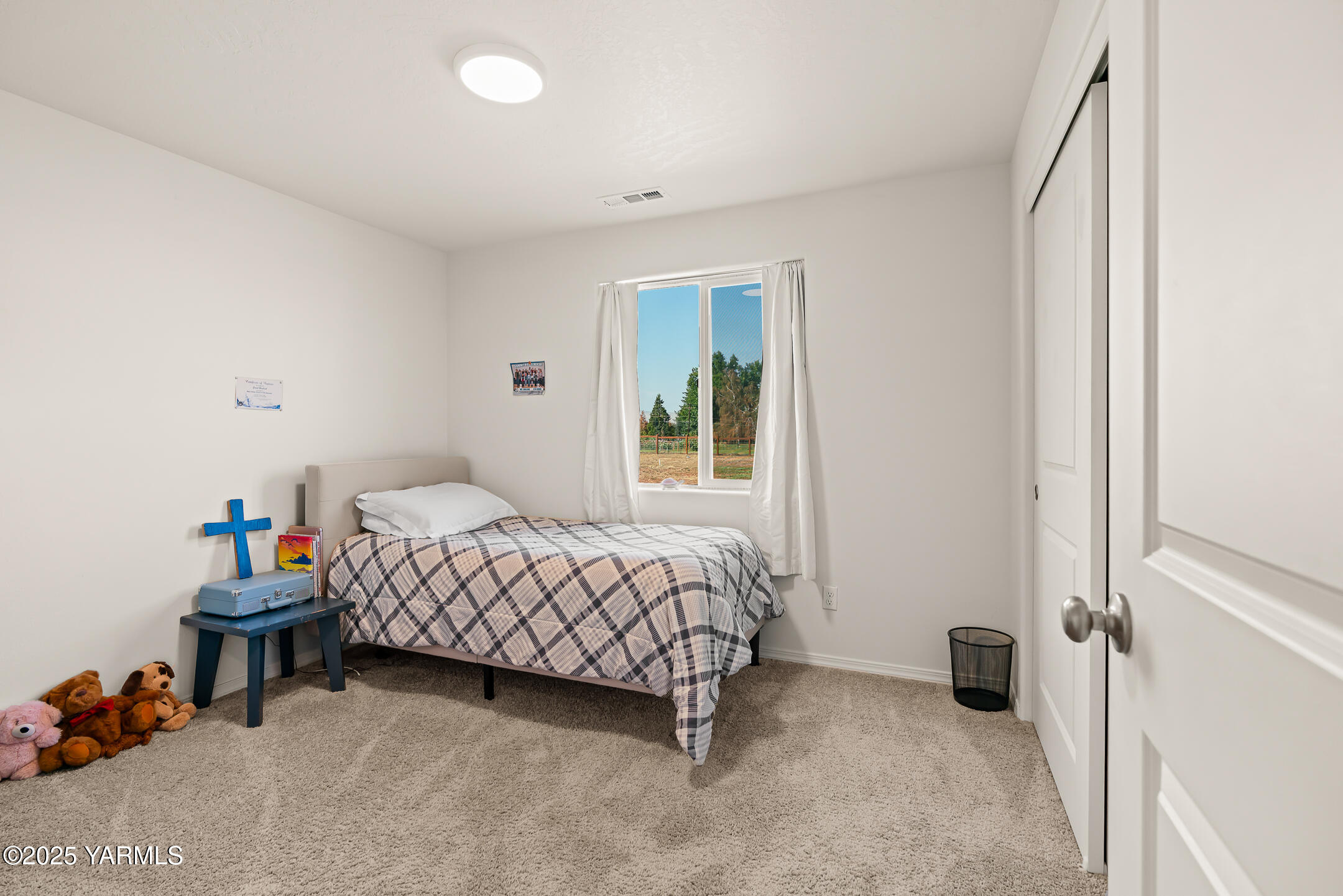 12312 Nelson Road Yakima, WA 98903 - Photo 24 of 36 a bedroom with a bed and a window