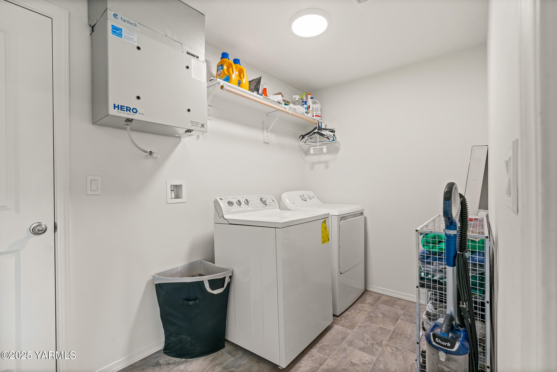 12312 Nelson Road Yakima, WA 98903 - Photo 25 of 36 a utility room with dryer and washer