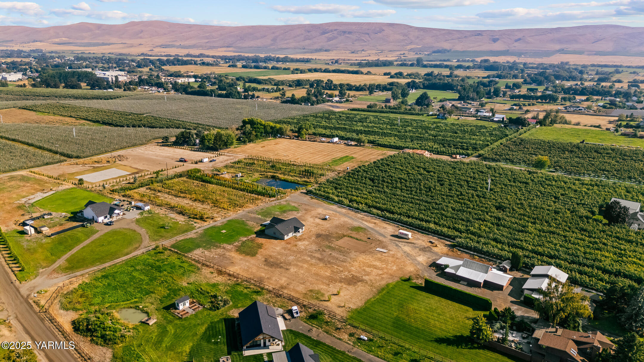 12312 Nelson Road Yakima, WA 98903 - Photo 32 of 36 a view of a city with a lake