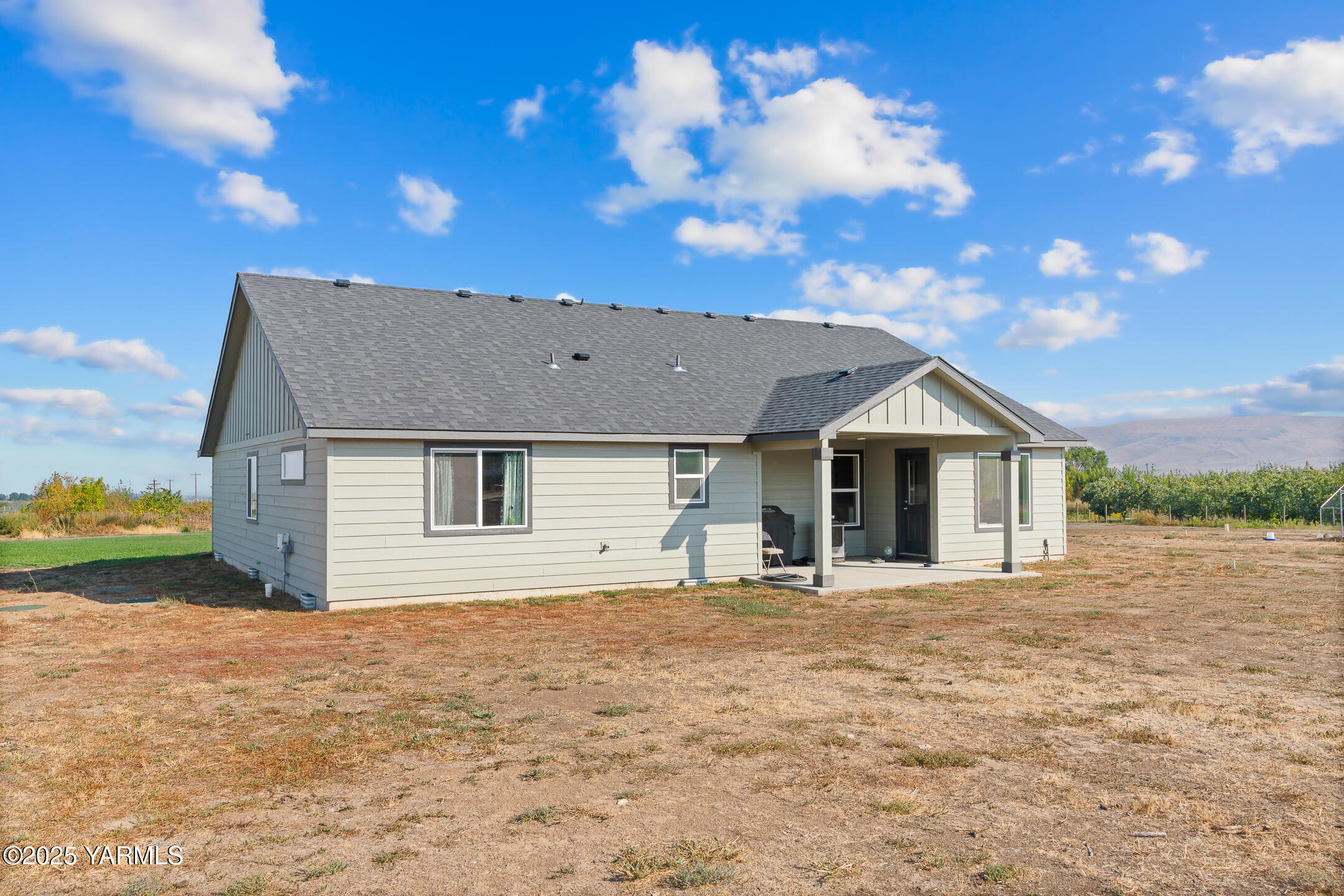 12312 Nelson Road Yakima, WA 98903 - Photo 35 of 36 a front view of a house with a yard