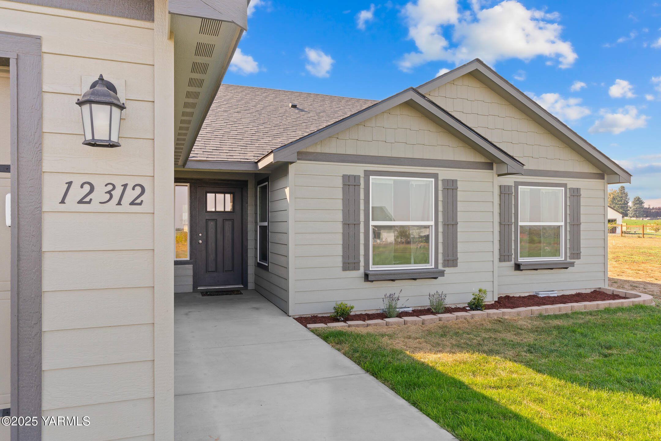 12312 Nelson Road Yakima, WA 98903 - Photo 5 of 36 a view of a house with a yard
