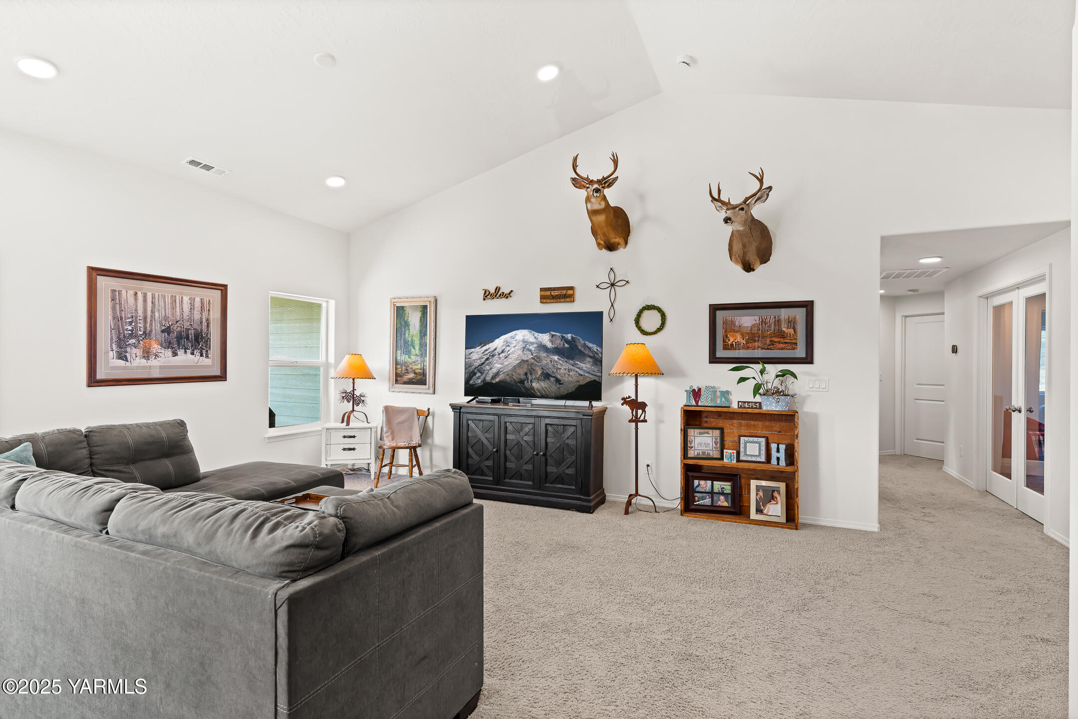 12312 Nelson Road Yakima, WA 98903 - Photo 8 of 36 a living room with furniture and a couch
