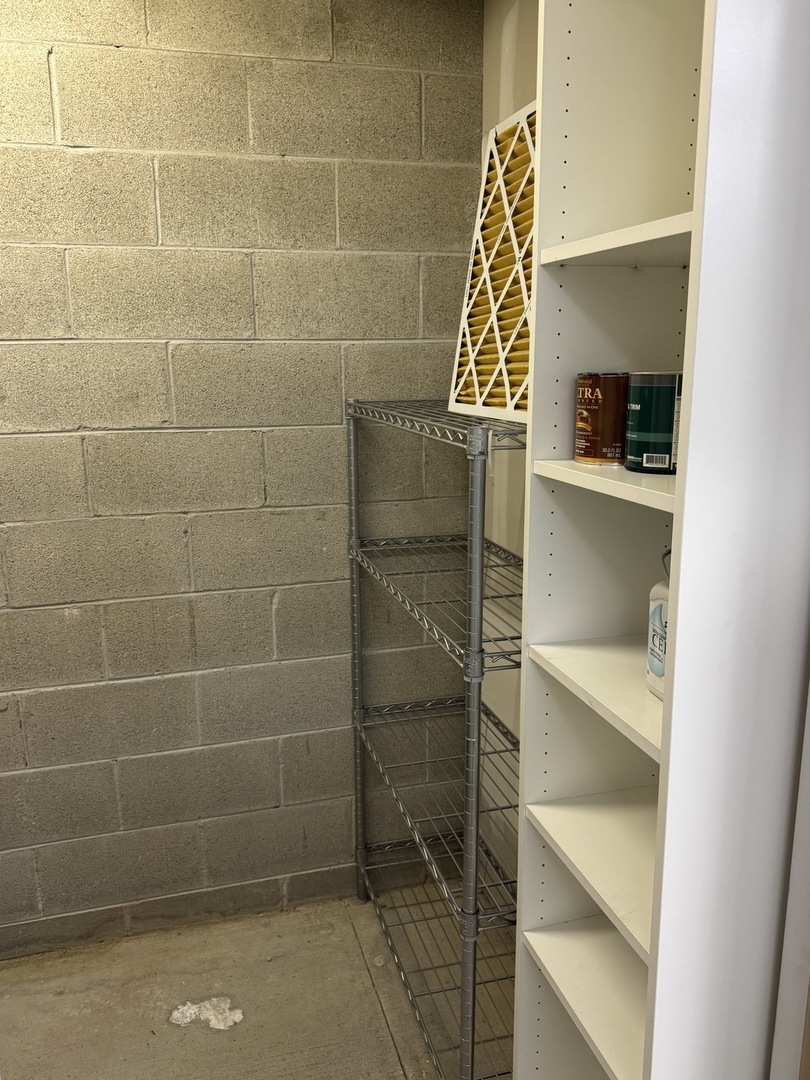 210 North Addison Avenue, Unit 202 Elmhurst, IL 60126 - Photo 20 of 21 a bathroom that has a window