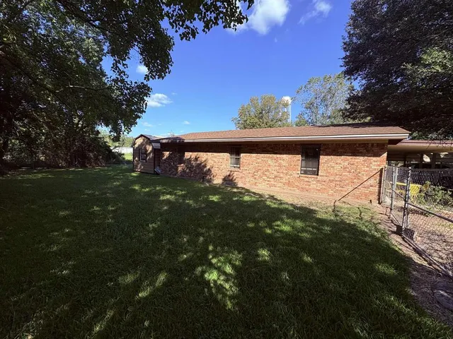 a view of a back yard