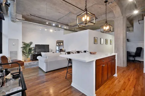 $385,000 | 210 South Desplaines Street, Unit 404, Chicago, IL 60661