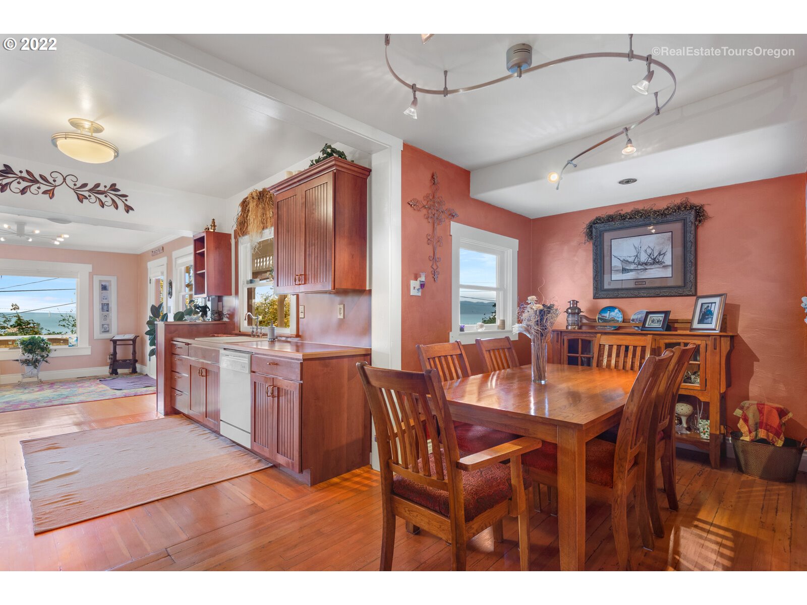 368 38th Street Astoria, OR 97103 - Photo 11 of 32
