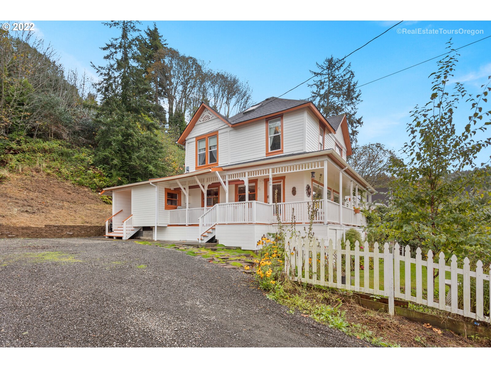 368 38th Street Astoria, OR 97103 - Photo 2 of 32