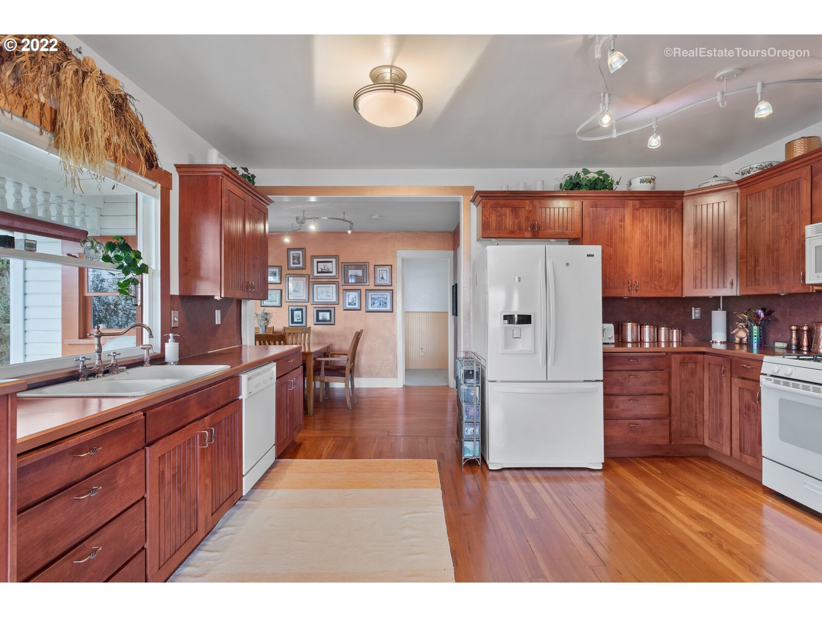 368 38th Street Astoria, OR 97103 - Photo 8 of 32