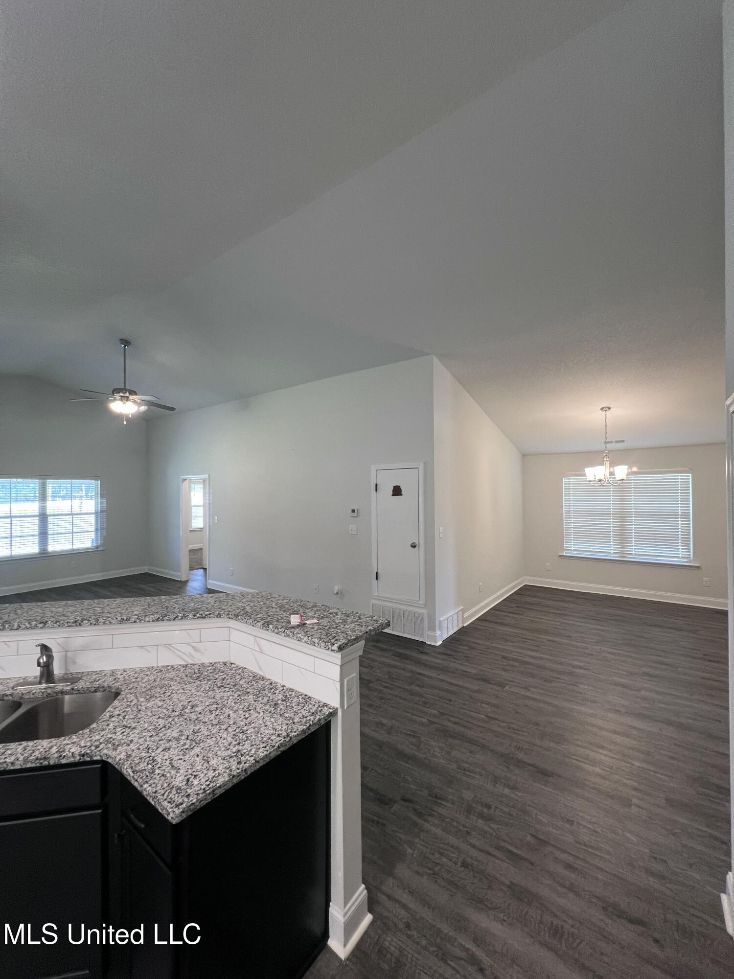 2532 Rutherford Drive Southaven, MS 38672 - Photo 5 of 18 Den and Dining