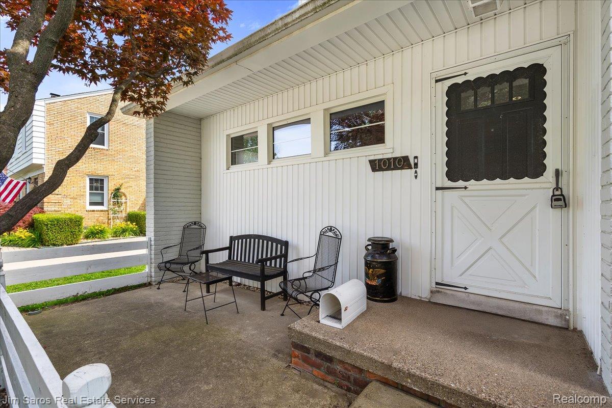 1010 Nottingham Road Grosse Pointe, MI 48230 - Photo 4 of 30 037-SONYa7v_Photos_06292026_1010NottinghamRd_ZachVan-5.jpg