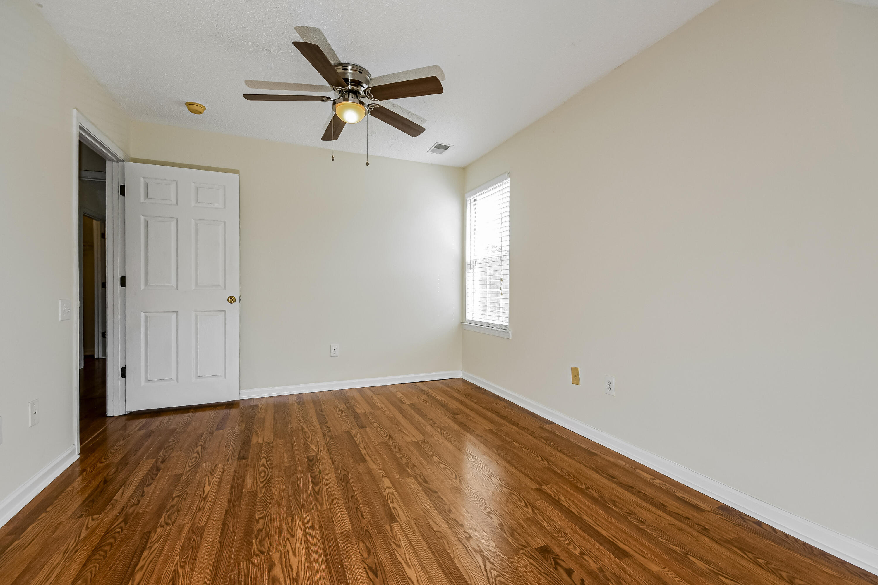 2161 Kings Gate Lane Mount Pleasant, SC 29466 - Photo 9 of 14 14-photo-Bedroom-e3ef319f-9be4-4d88-9272