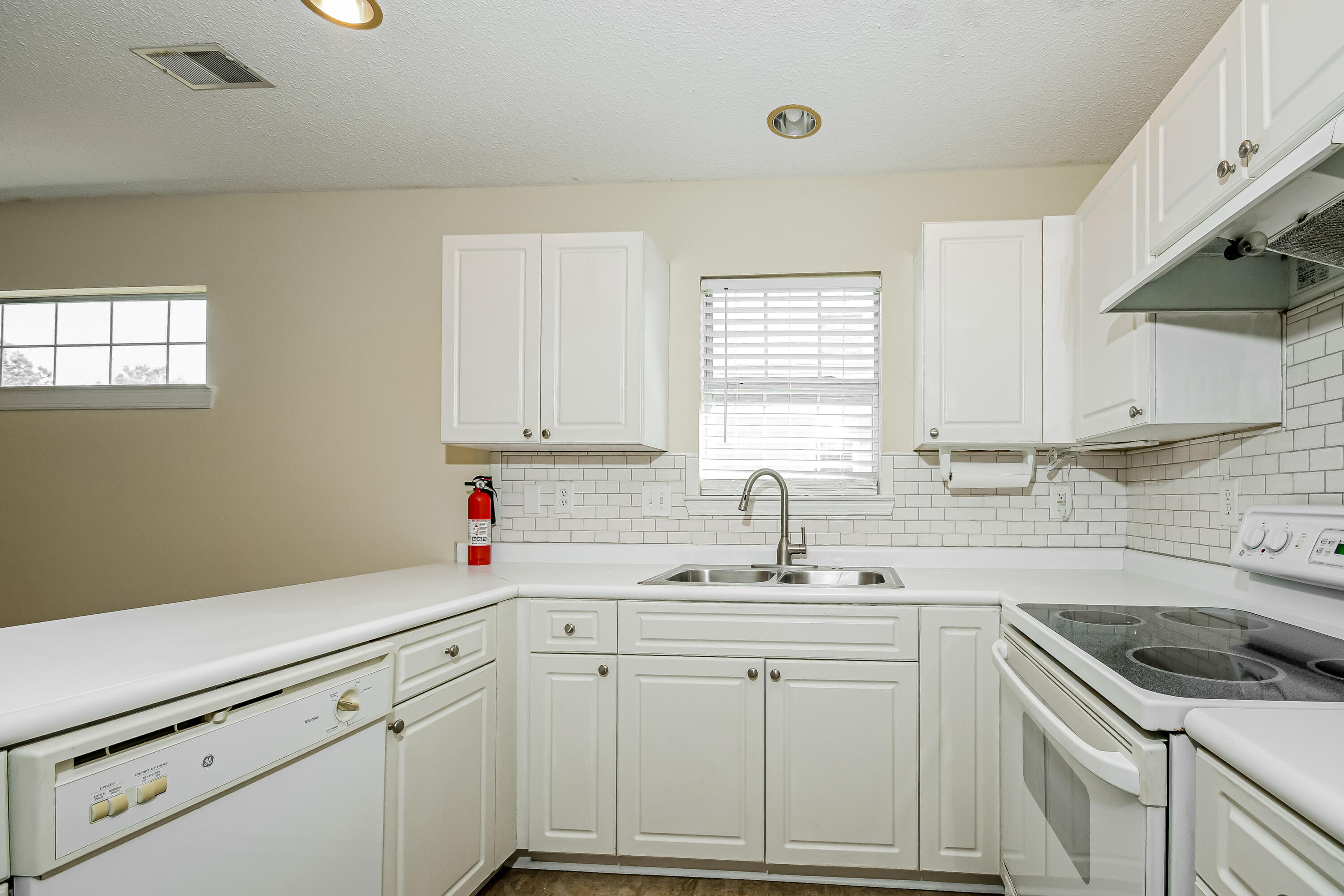 2161 Kings Gate Lane Mount Pleasant, SC 29466 - Photo 6 of 14 8-photo-Kitchen-2f818c82-b780-40c1-b376-
