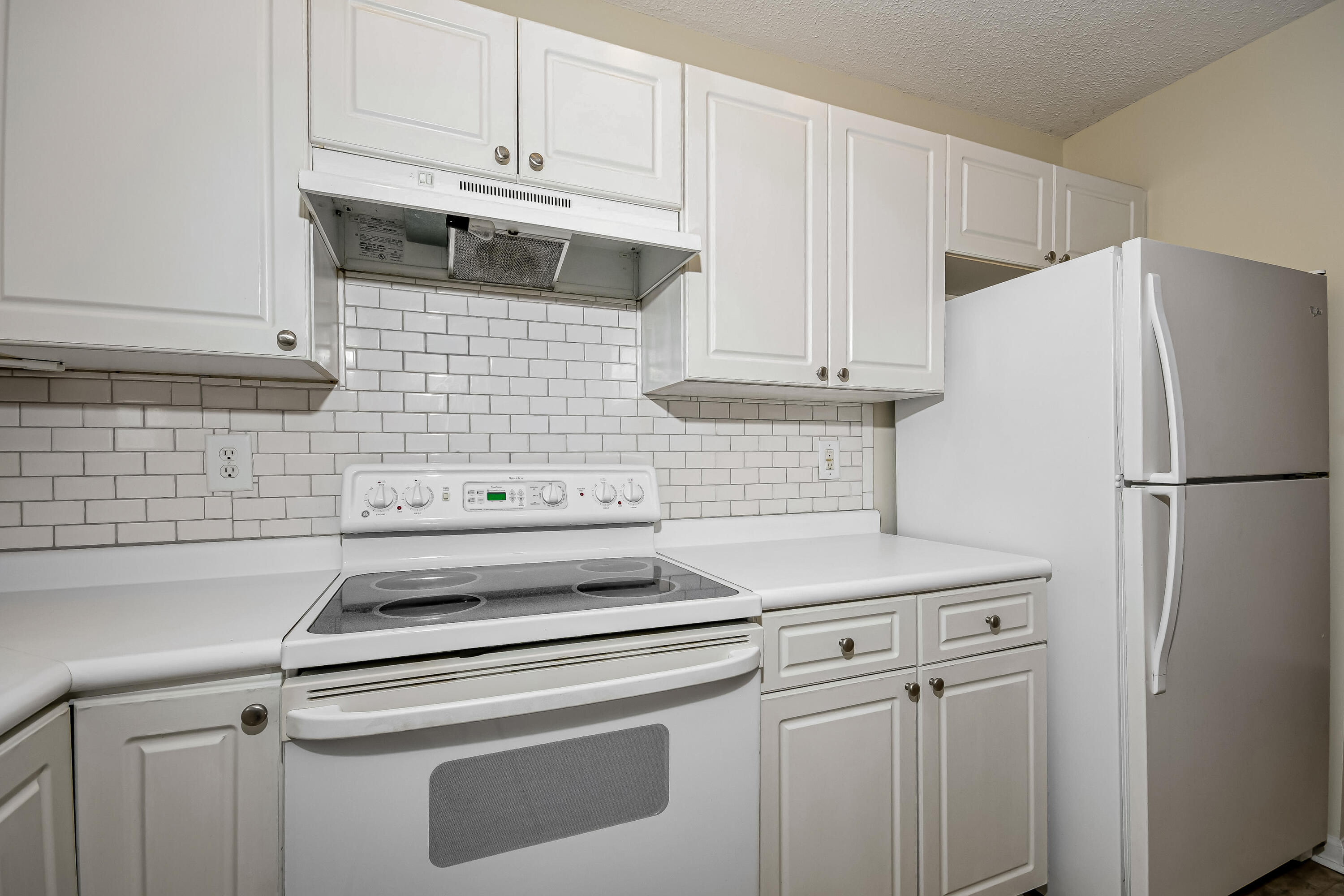 2161 Kings Gate Lane Mount Pleasant, SC 29466 - Photo 7 of 14 9-photo-Kitchen-3ddf6d5b-7923-43db-b902-