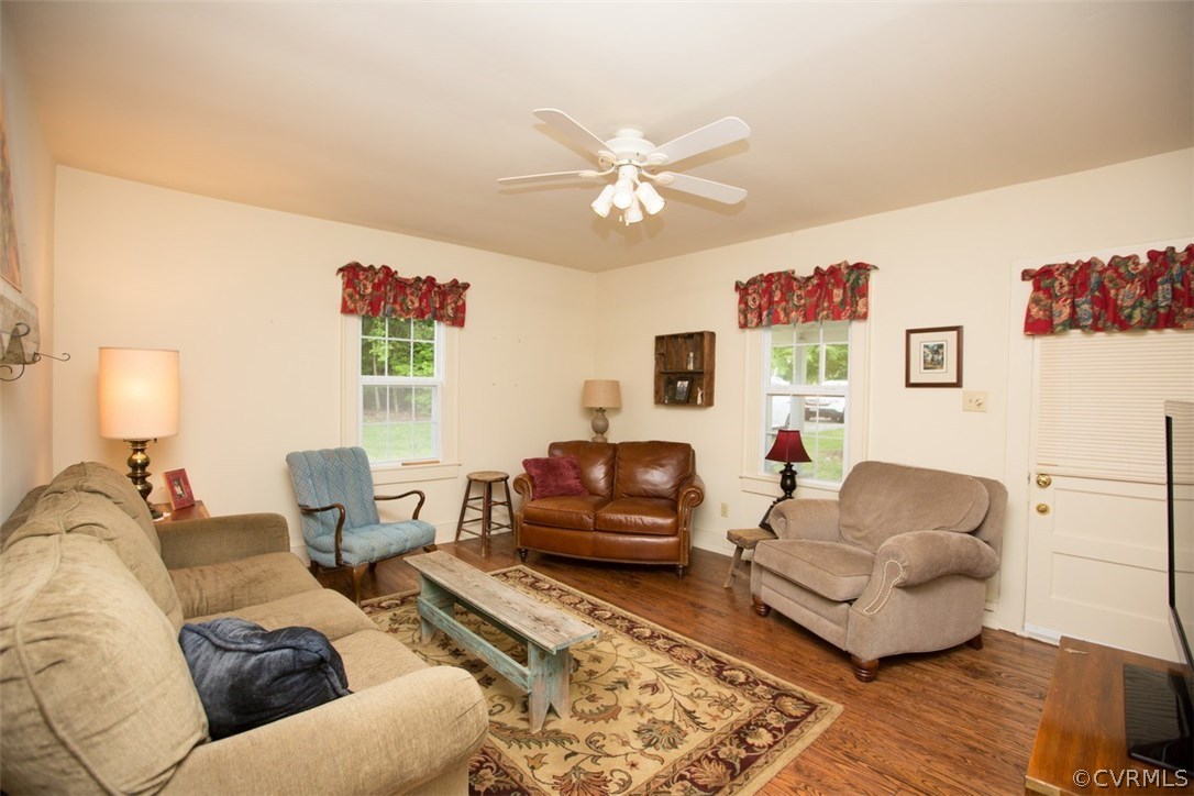 500 Germantown Road Farmville, VA 23901 - Photo 3 of 17 Living Room