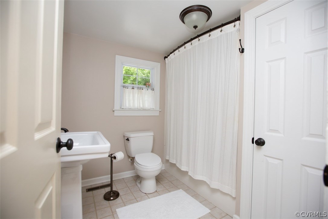 500 Germantown Road Farmville, VA 23901 - Photo 8 of 17 Bathroom