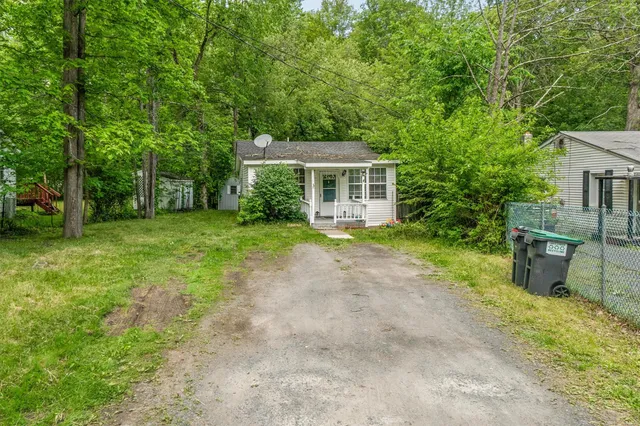 a view of a house with backyard and garden