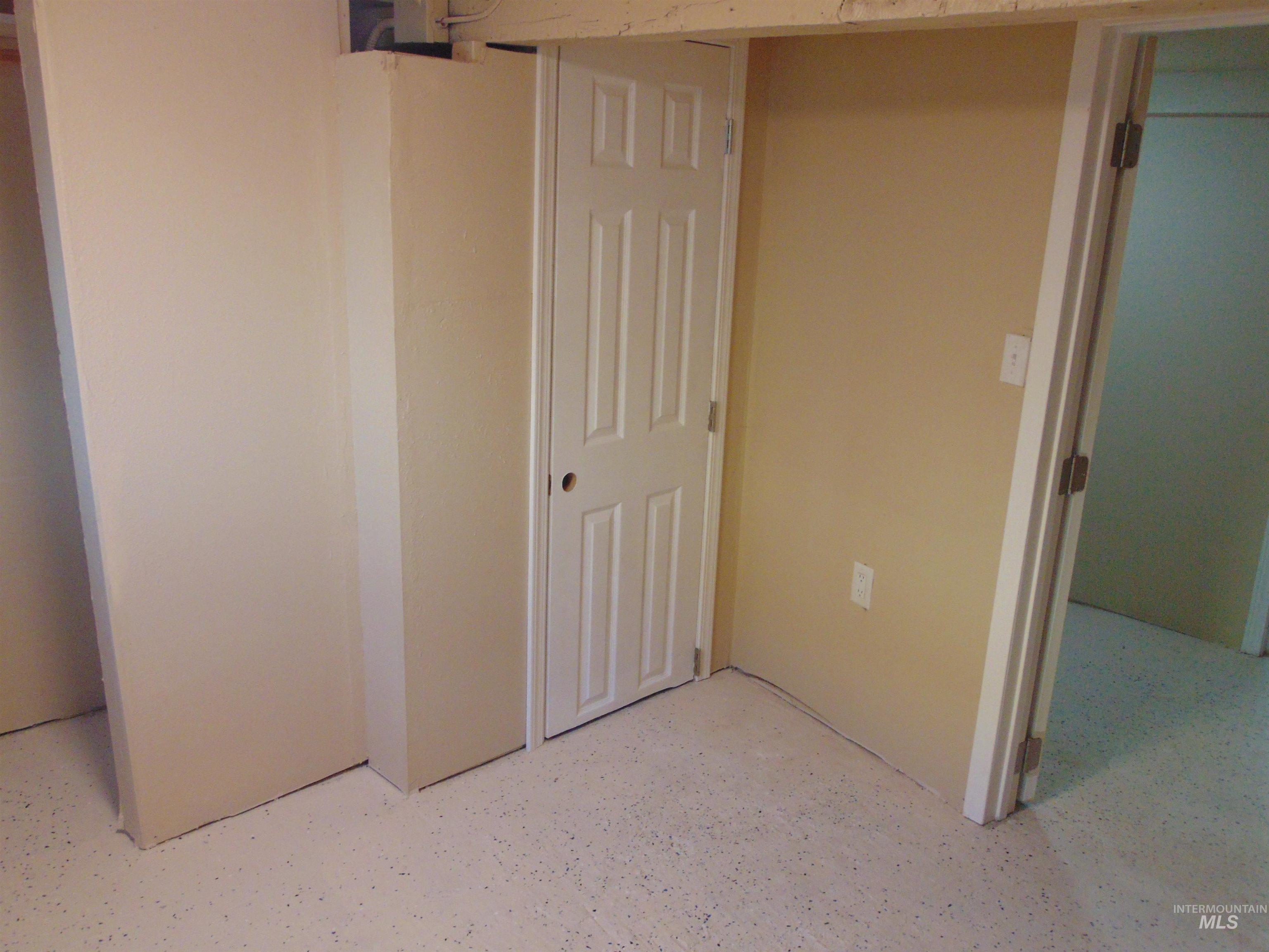 1825 7th Avenue Lewiston, ID 83501 - Photo 17 of 26 Unfurnished bedroom with a closet