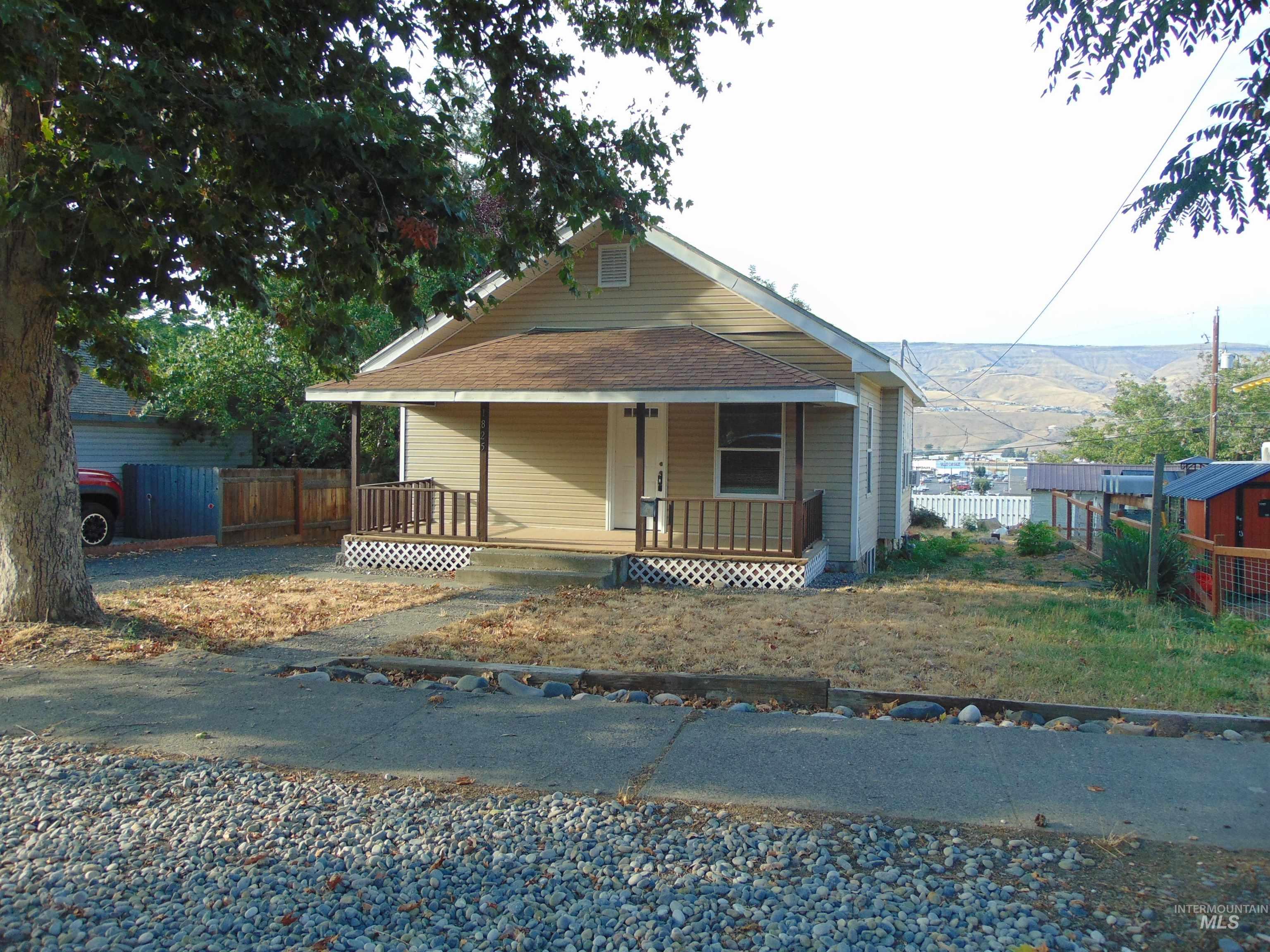 1825 7th Avenue Lewiston, ID 83501 - Photo 2 of 26 Bungalow-style house with a porch