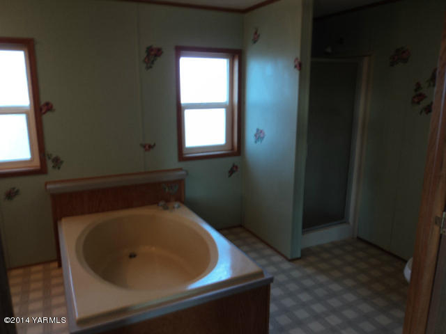 807 South Friedline Road Yakima, WA 98908 - Photo 12 of 17 a bathroom with a tub
