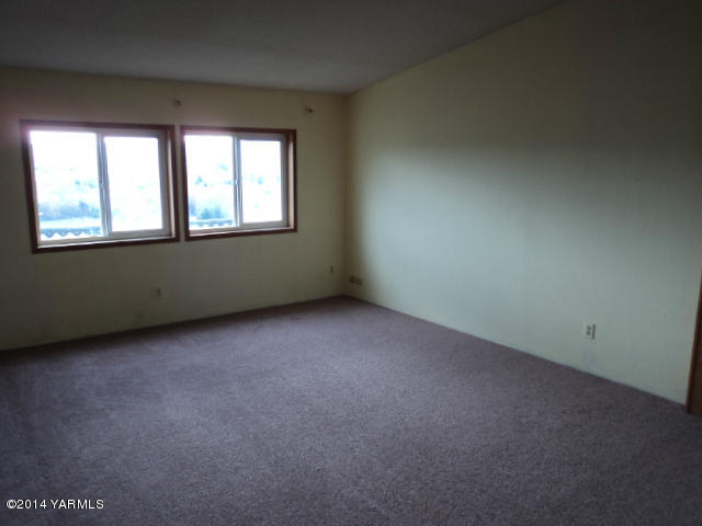 807 South Friedline Road Yakima, WA 98908 - Photo 13 of 17 an empty room with a window