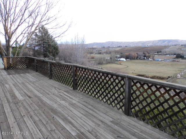807 South Friedline Road Yakima, WA 98908 - Photo 17 of 17 a balcony with wooden floor and city view