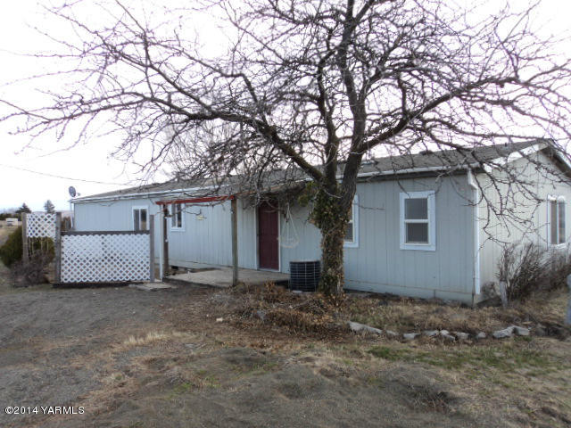 807 South Friedline Road Yakima, WA 98908 - Photo 3 of 17 a house with yard and a trees